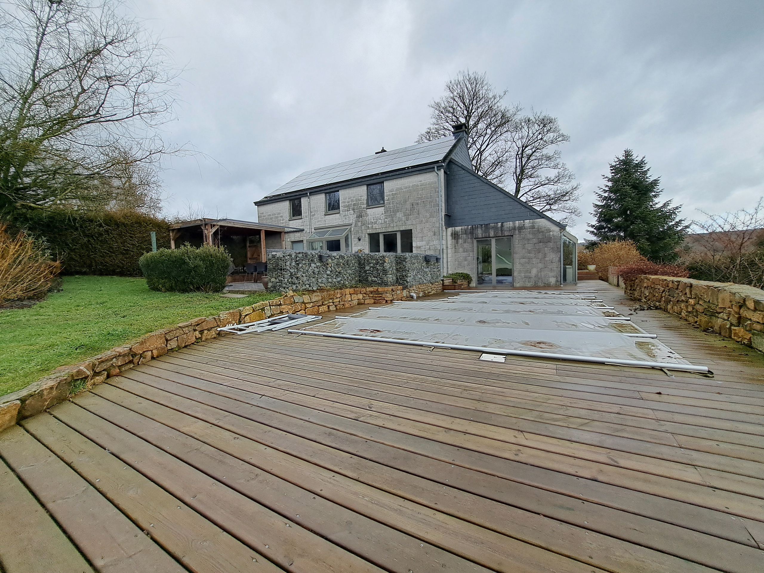 Maison 4 façades avec piscine et vue