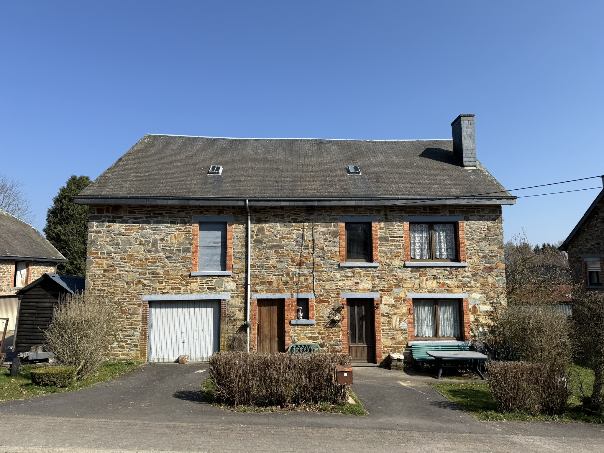 Maison 4 façades avec grange à rénover à Moircy