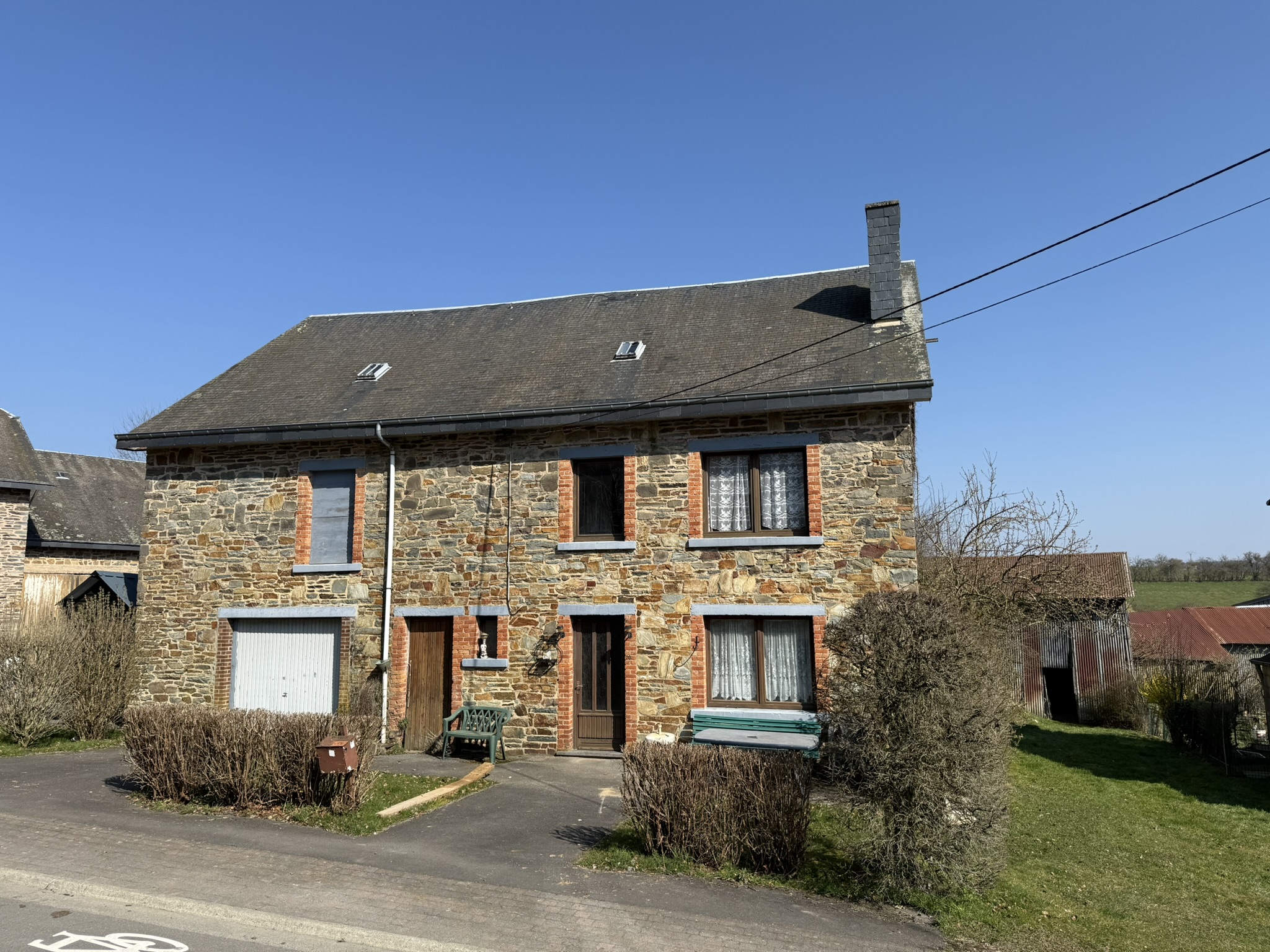 Maison 4 façades avec grange à rénover à Moircy