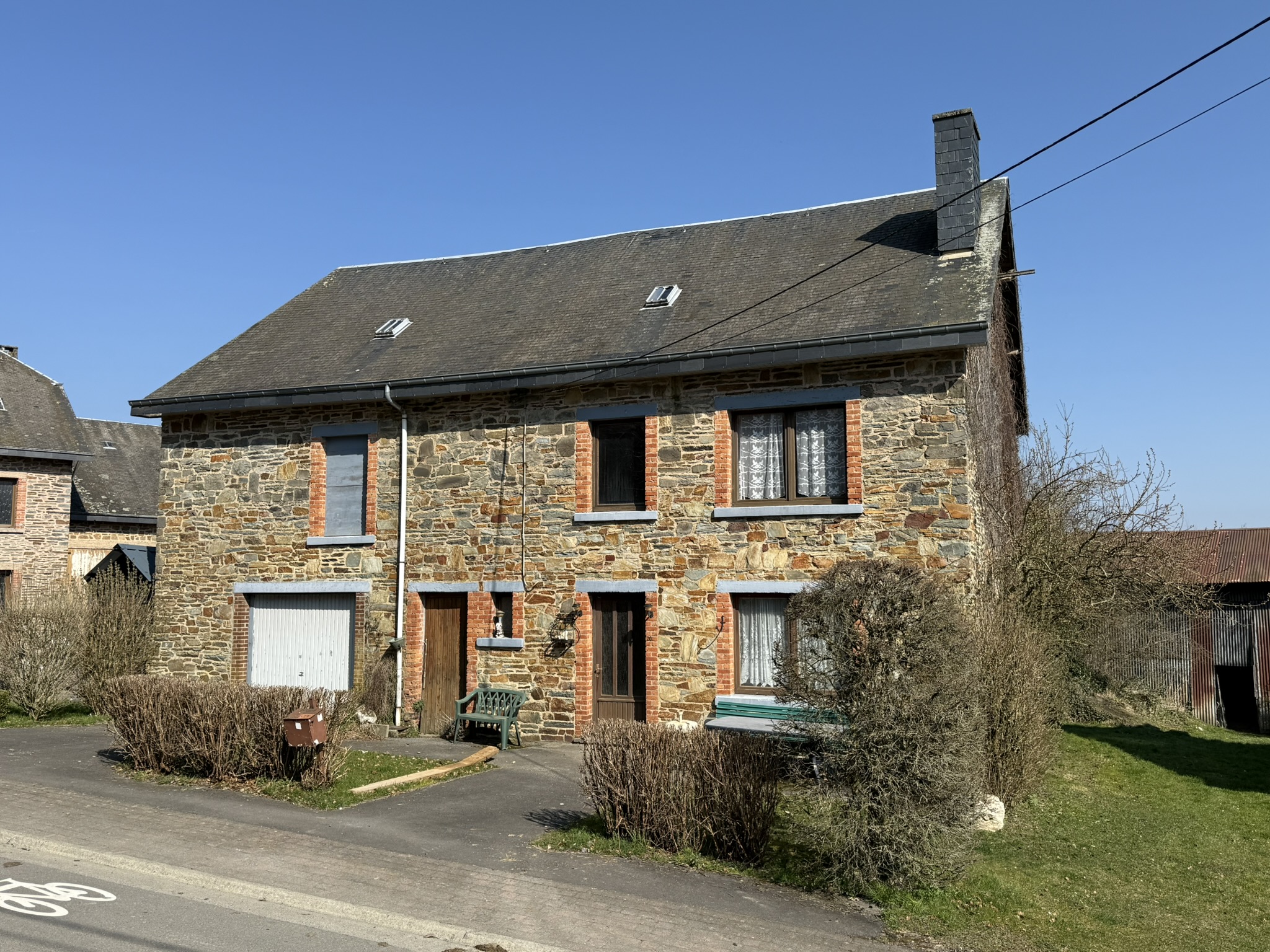 Maison 4 façades avec grange à rénover à Moircy