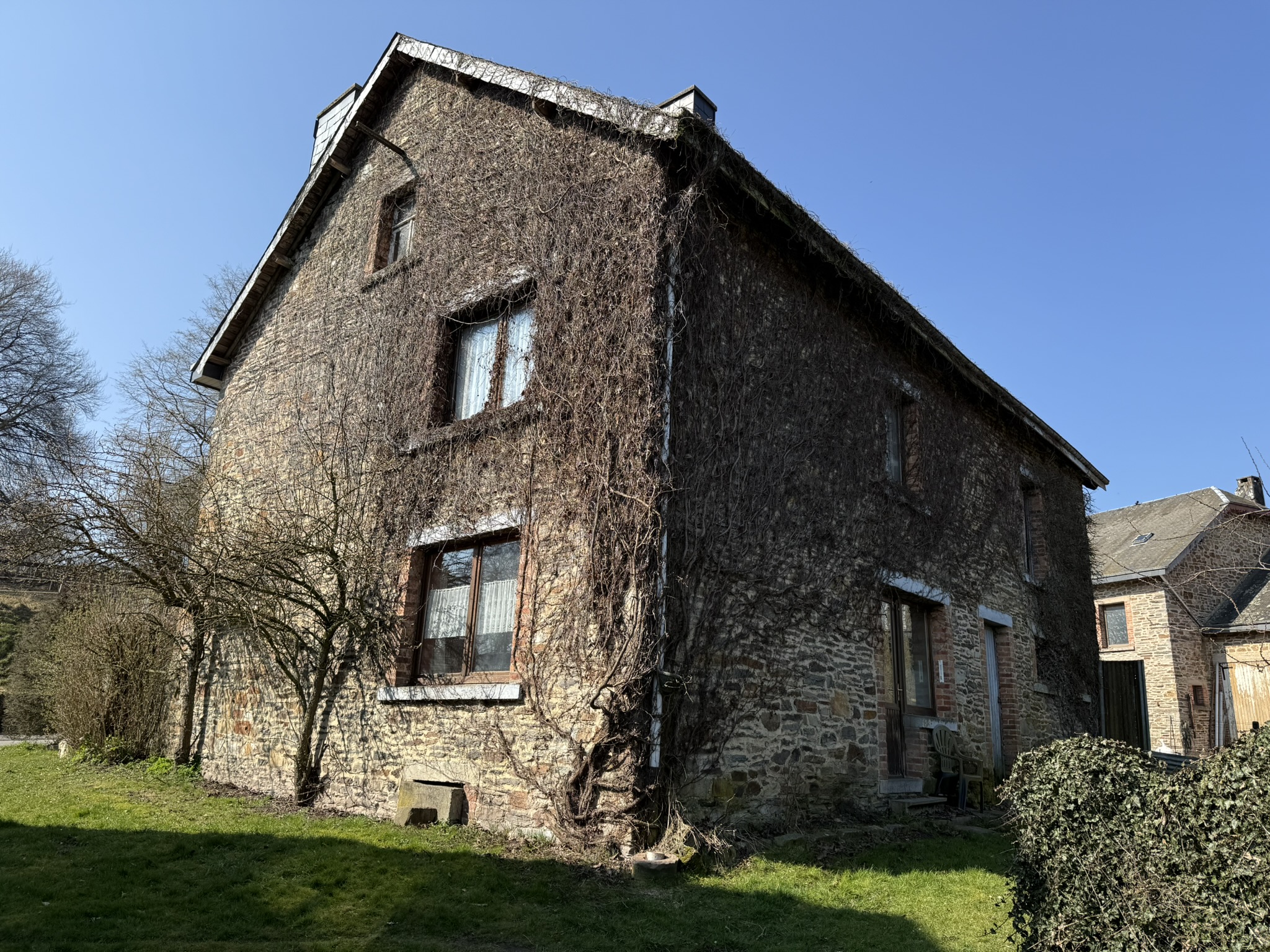 Maison 4 façades avec grange à rénover à Moircy