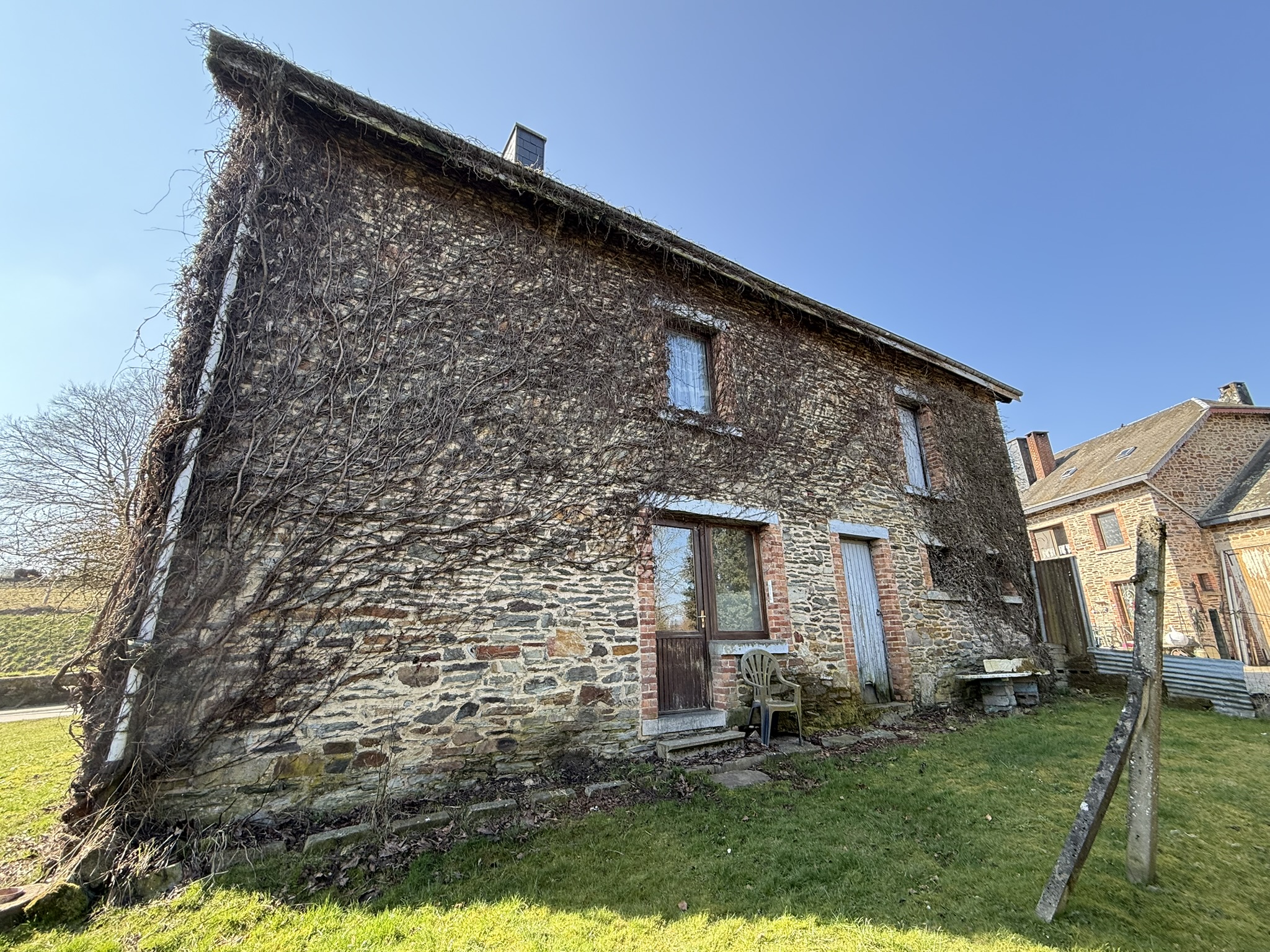 Maison 4 façades avec grange à rénover à Moircy