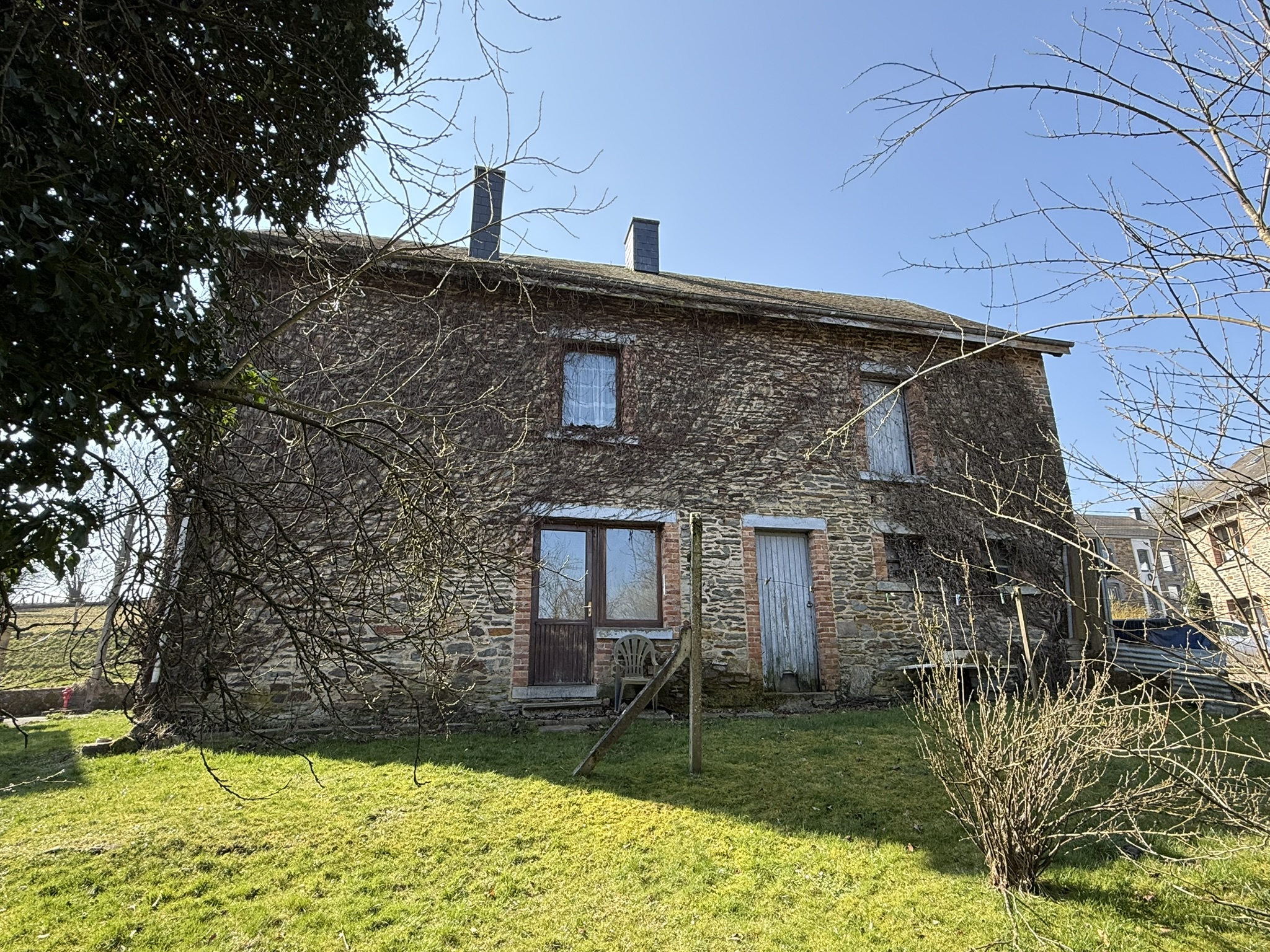Maison 4 façades avec grange à rénover à Moircy